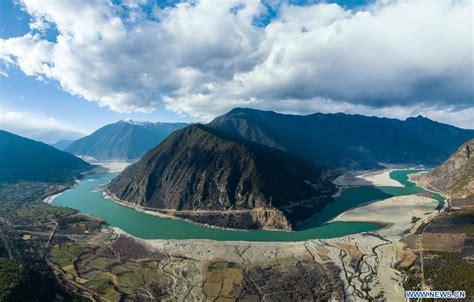 De Yalong Zangbo Rivier: Een majestueuze stroom vol avontuur en sereniteit!